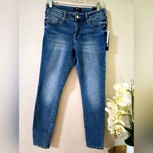 TRUE RELIGION NWT - Mid Rise Super skinny jeans